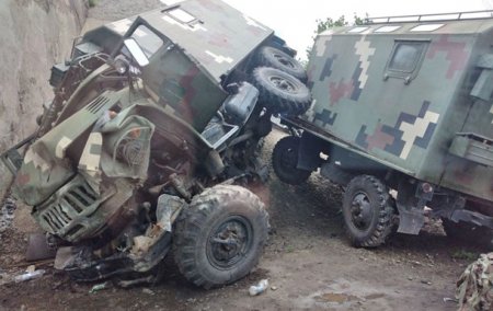 На Харьковщине военный ЗИЛ протаранил мост, есть пострадавшие - «ДТП»