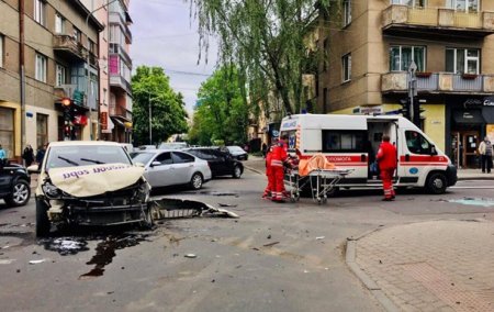 На Прикарпатье легковушка протаранила "скорую", есть пострадавшие - «ДТП»