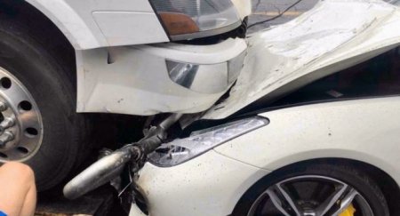 Недовольный водитель грузовика въехал прямо в Ferrari GTC4Lusso - «Новостной Автоблогер»