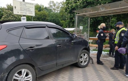 В Киеве авто на скорости врезалось в остановку - «ДТП»