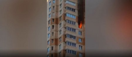 Жители Ленобласти на руках перенесли машину, чтобы открыть пожарным дорогу - «Новостной Автоблогер»