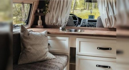 Молодая пара превратила Volkswagen T5 2004 года в дом на колёсах и отправилась в путешествие по Скандинавии - «Новостной Автоблогер»