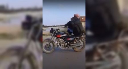 Мотоциклист на севере Египта поплатился за пижонство - «Новостной Автоблогер»