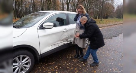 Пешеход ударил машину автохама, который ехал по тротуару: Что ему за это будет? - «Новостной Автоблогер»