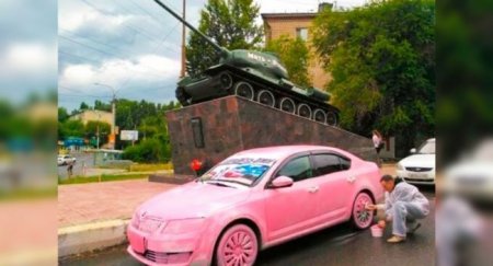 Саратовец перекрасил свою Skoda в розовый цвет в отместку за танк - «Новостной Автоблогер»