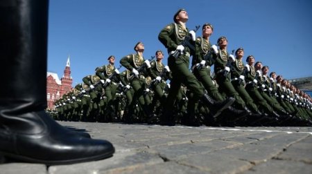 Солдат разбил стекло машины ФСО перед парадом на Красной площади - «Новостной Автоблогер»