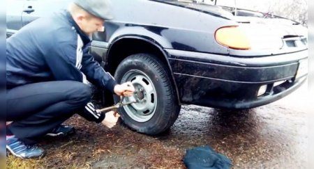 Способы замены колеса в дороге при отсутствии домкрата - «Новостной Автоблогер»