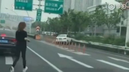 В Китае от хозяйки «убежал» автомобиль - «Новостной Автоблогер»