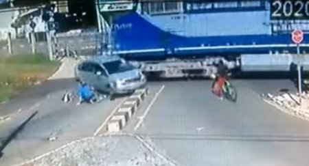 Автомобиль и велосипедист чудом не попали под поезд - «Новостной Автоблогер»