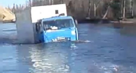 Иностранцев впечатлил едущий с грузом по реке КамАЗ - «Новостной Автоблогер»