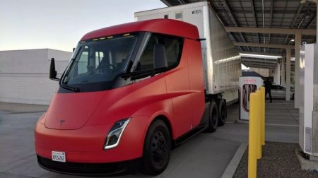 Электрический грузовик Tesla Semi набрал 100 км/ч за 5 секунд - «Новостной Автоблогер»