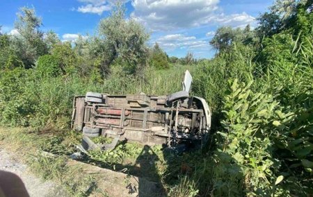На Днепропетровщине автобус вылетел в кювет: 12 пострадавших - «ДТП»