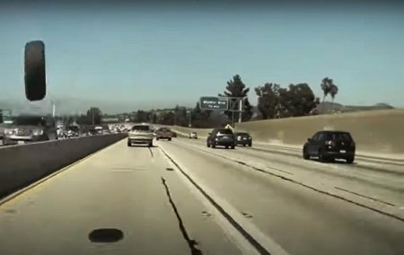 Tesla на автопилоте увернулась от летящего колеса - «Новостной Автоблогер»