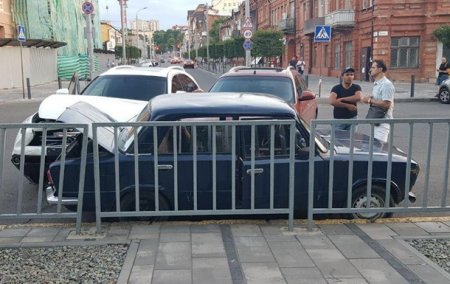 В Днепре два Infiniti протаранили ВАЗ - «ДТП»
