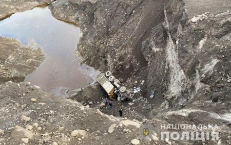 В Запорожье грузовик рухнул с обрыва, есть жертвы - «ДТП»
