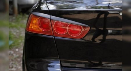 Почему на американских версиях автомобилей устанавливаются красные поворотники? - «Новостной Автоблогер»