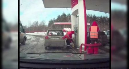 ТОП-3 причин не доверять заправщику и заправлять машину самостоятельно - «Новостной Автоблогер»