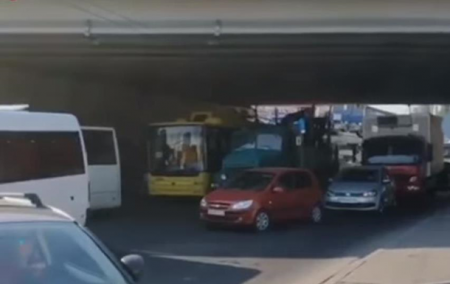 В Киеве мелкое ДТП вызвало большой затор - «ДТП»