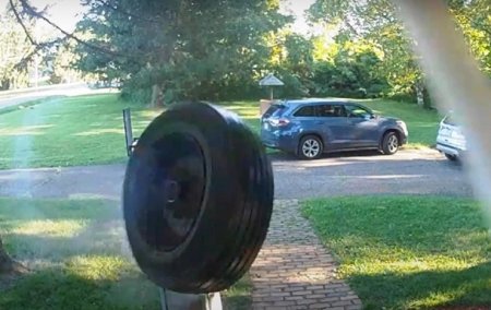 В США колесо "позвонило" в дверь - «Новостной Автоблогер»