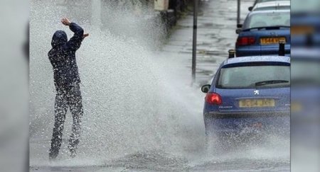 Водитель получит штраф в размере 80 тысяч рублей, окатив людей из лужи - «Новостной Автоблогер»