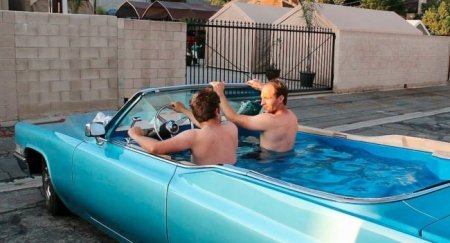 Автомобиль-бассейн принял участие в шуточной гонке - «Новостной Автоблогер»