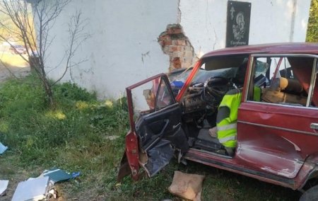На Закарпатье машина въехала в автобусную остановку: есть жертвы - «ДТП»