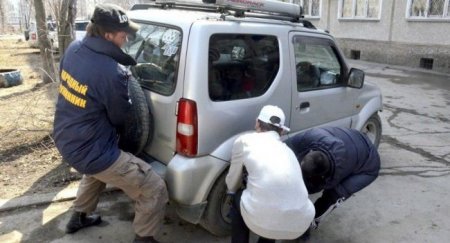 Имеет ли право водитель сам отодвинуть автомобиль, заблокировавший дорогу? - «Новостной Автоблогер»