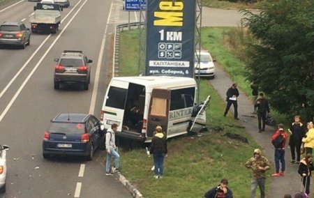 На Житомирской трассе микроавтобус влетел в опору - «ДТП»