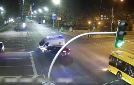 Опубликовано видео момента ДТП "скорой" в Киеве - «ДТП»