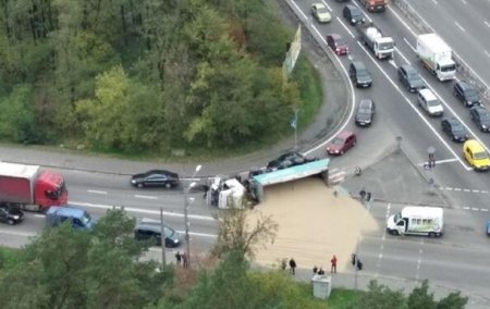 В Киеве на ходу перевернулась фура - «ДТП»