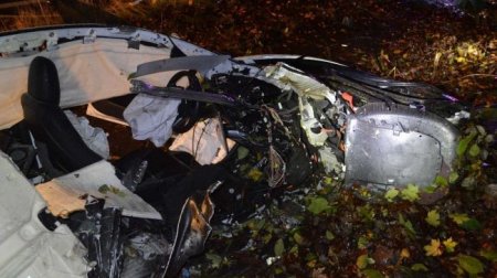 Водитель разбил Tesla Model 3 на скорости, отправив батареи в полет - «Новостной Автоблогер»