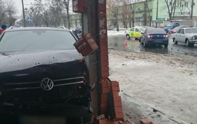 ДТП в Харькове: авто влетело в остановку - «ДТП»