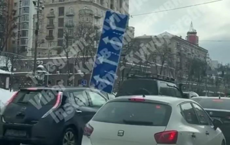 На Крещатике дорожный знак упал на автомобили - «ДТП»