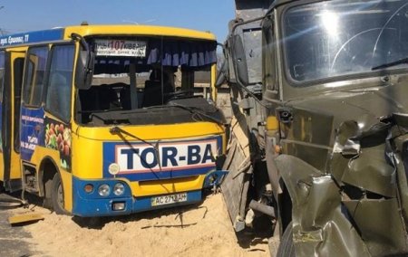В Луцке грузовик протаранил маршрутку - «ДТП»