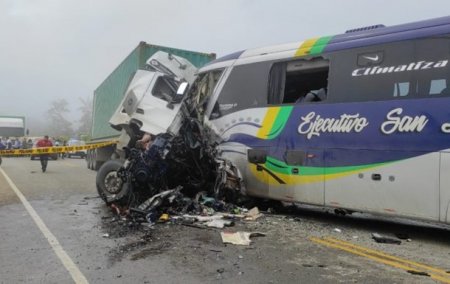 В Эквадоре автобус столкнулся с грузовиком, девять жертв - «ДТП»