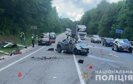 Во Львовской области легковушка врезалась в фуру, погибли отец и сын - «ДТП»