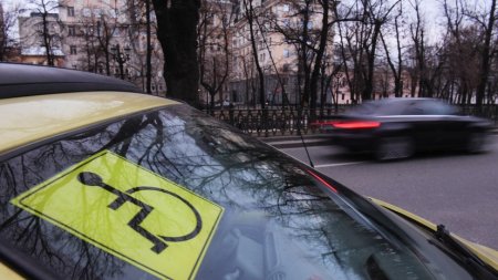«Всё зависит от совести инспектора»: почему родителям детей с инвалидностью приходится нарушать закон при их перевозке - «ГИБДД»