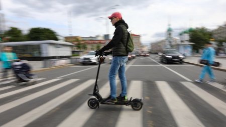 Допустимая скорость и приоритет пешеходов: в России вступили в силу изменения в ПДД касательно электросамокатов - «ГИБДД»