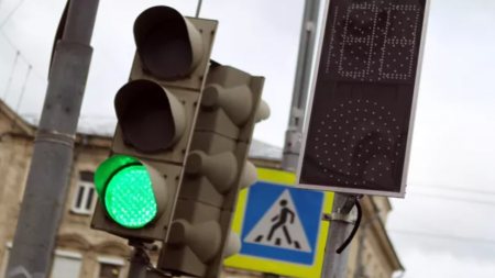 Автобус протаранил светофор на западе Москвы, пострадали пять человек - «ГИБДД»